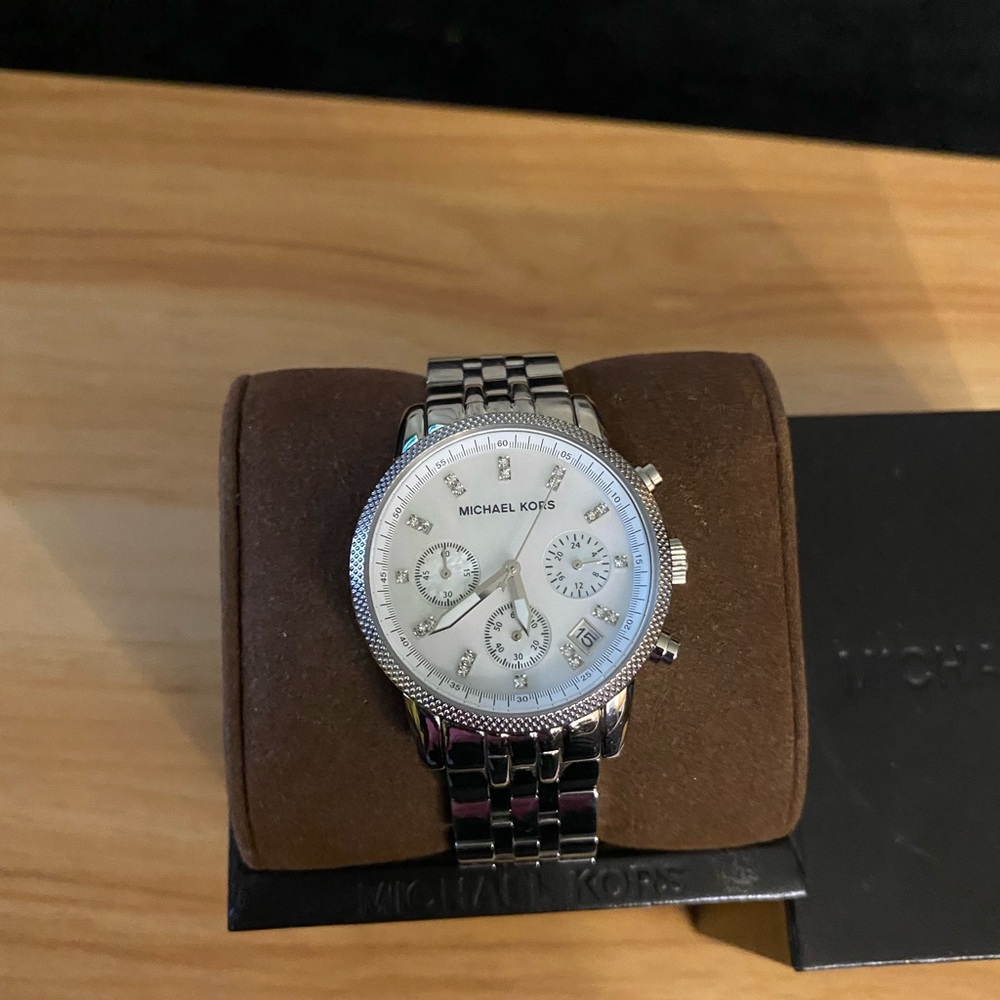 Micheal Kors MK5020 Stainless steel bracelet new battery come with leather case - Picture 6 of 7